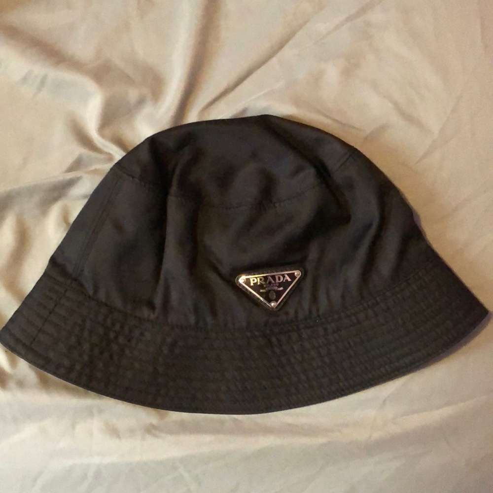 I am selling my Prada bucket hat, size medium. Used like new